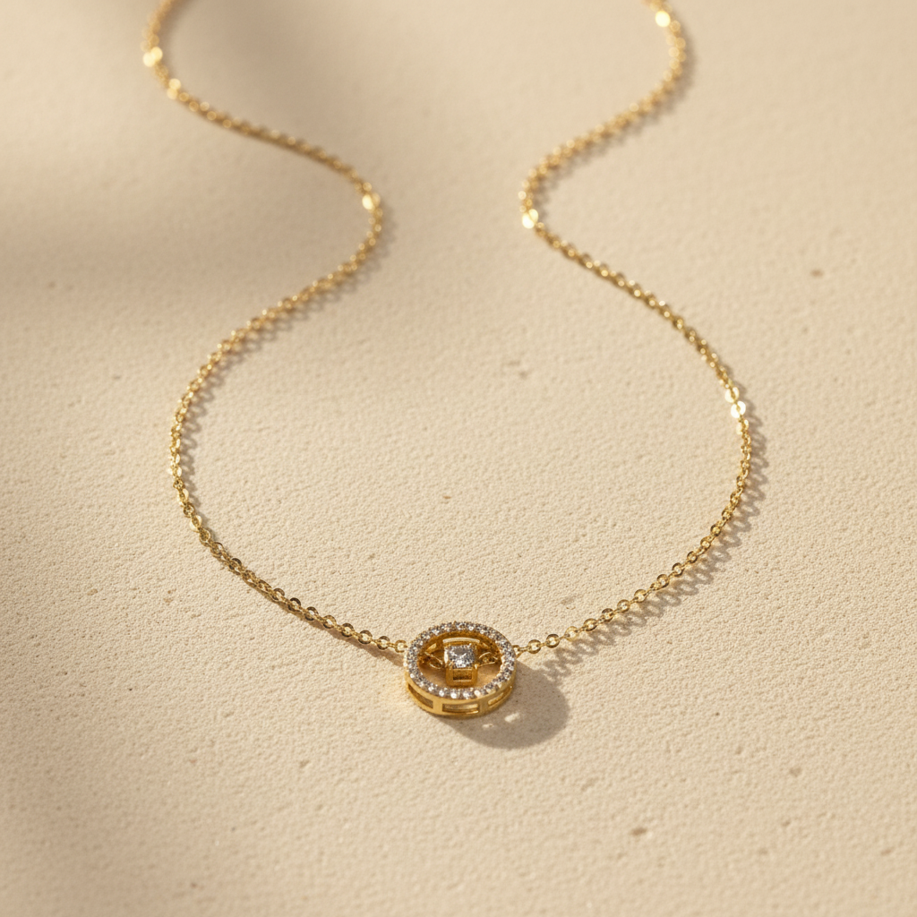 Gouden ketting productfoto crème achtergrond