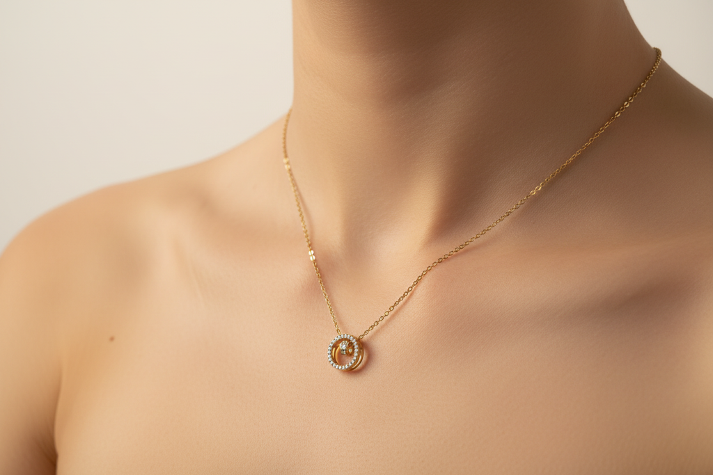Ketting met bling hangertje aan hals