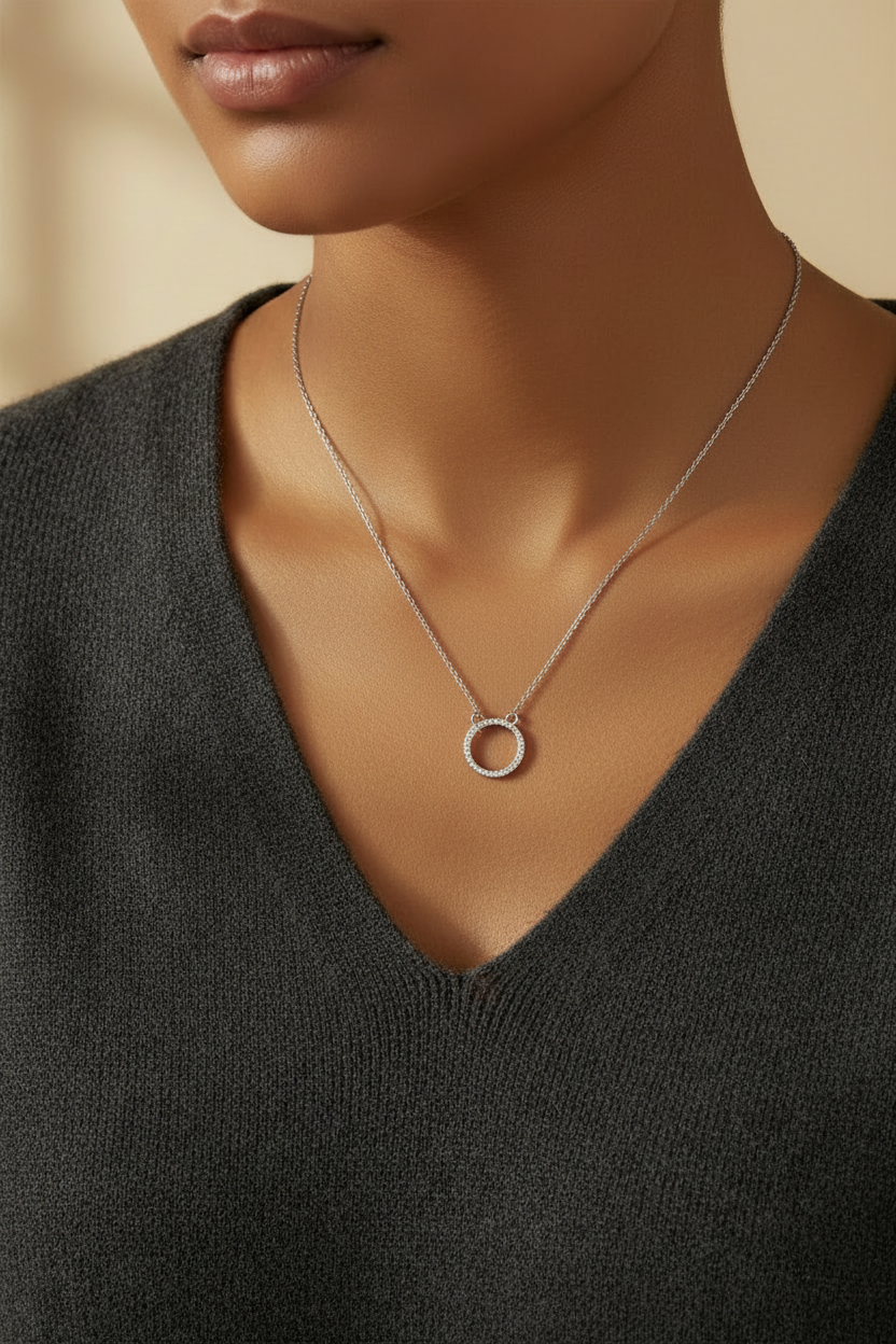 Zilveren cirkel ketting op model